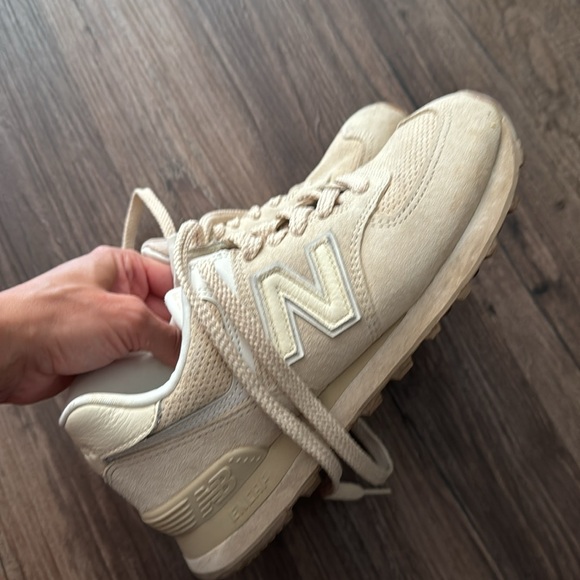 New balance shoes women’s - Picture 3 of 4